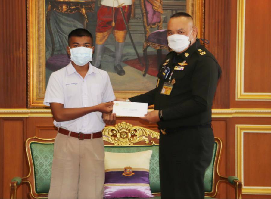 ผบ.รร.จปร. มอบทุนการศึกษาให้เยาวชนคนเก่ง  ที่สามารถสอบคัดเลือกเข้ารร.เตรียมทหารและเลือกทบ.