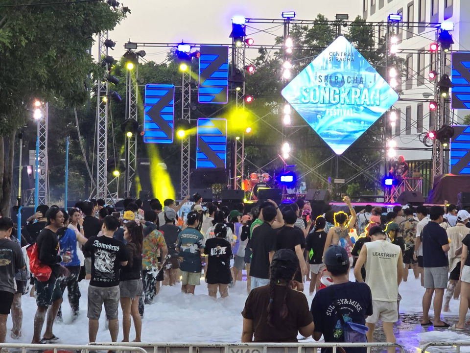 นทท.แห่เล่นน้ำสงกรานต์คึกคักในงาน ศรีราชา สงกรานต์ เฟสติวัล 2026