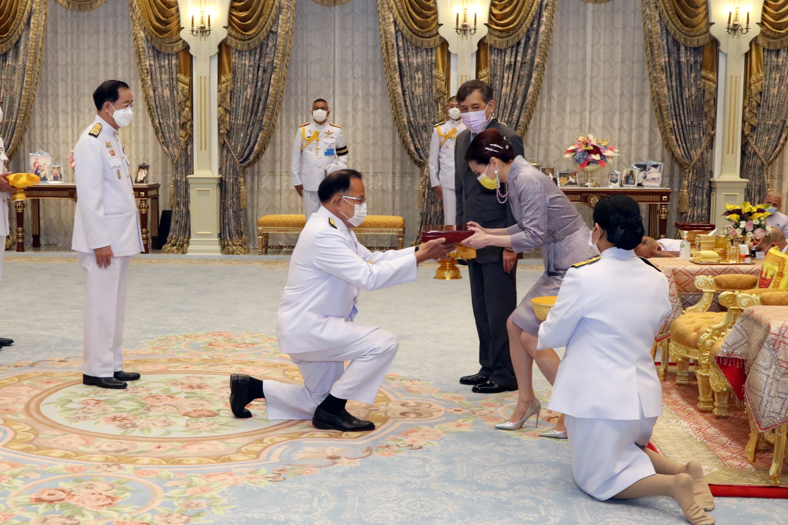 รมว.คลังทูลเกล้าถวายชุดเหรียญกษาปณ์ที่ระลึกฯ
