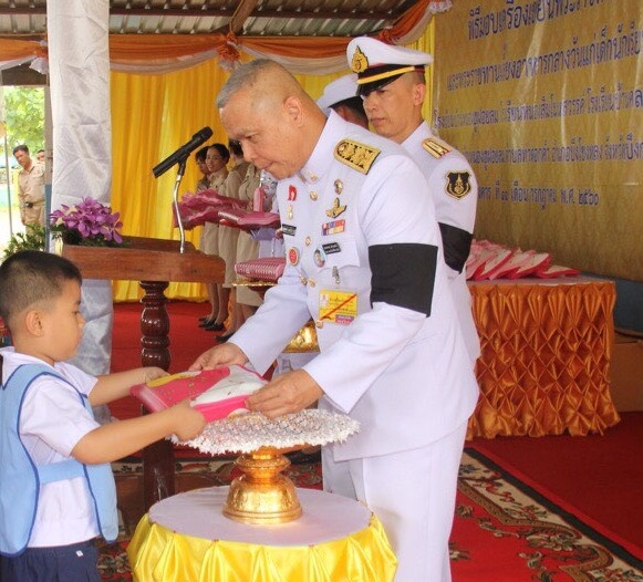 สมเด็จพระเจ้าอยู่หัว ทรงพระกรุณาโปรดเกล้าฯ ให้เชิญ อุปกรณ์การเรียน-เครื่องเขียนพระราชทานมอบให้โรงเรียนใน จ.บึงกาฬ
