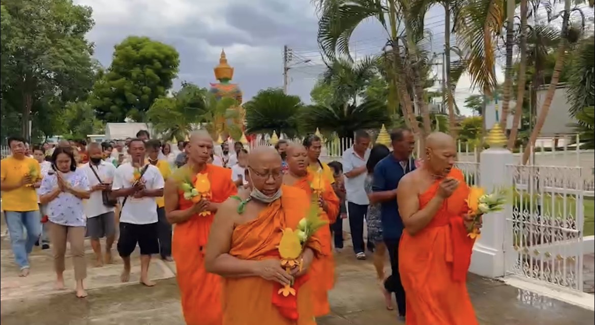 "ชาวบางคลาน-นักท่องเที่ยว" ร่วมแห่ทำบุญตักบาตรเข้าพรรษาแน่นวัด บอกดีใจ 9 ปีเพิ่งได้ทำบุญใหญ่