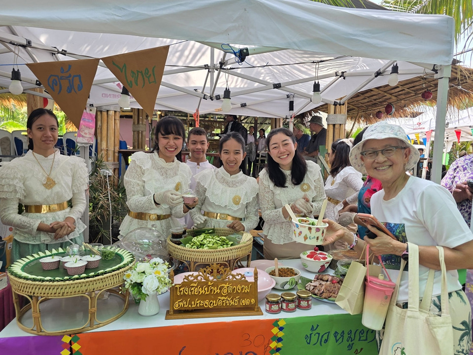 ทับสะแกเปิดตลาดเด็ก “พร้าวพาเพลิน” ปั้นผู้ประกอบการรุ่นจิ๋ว นุ่งยีนส์ห่มสไบ