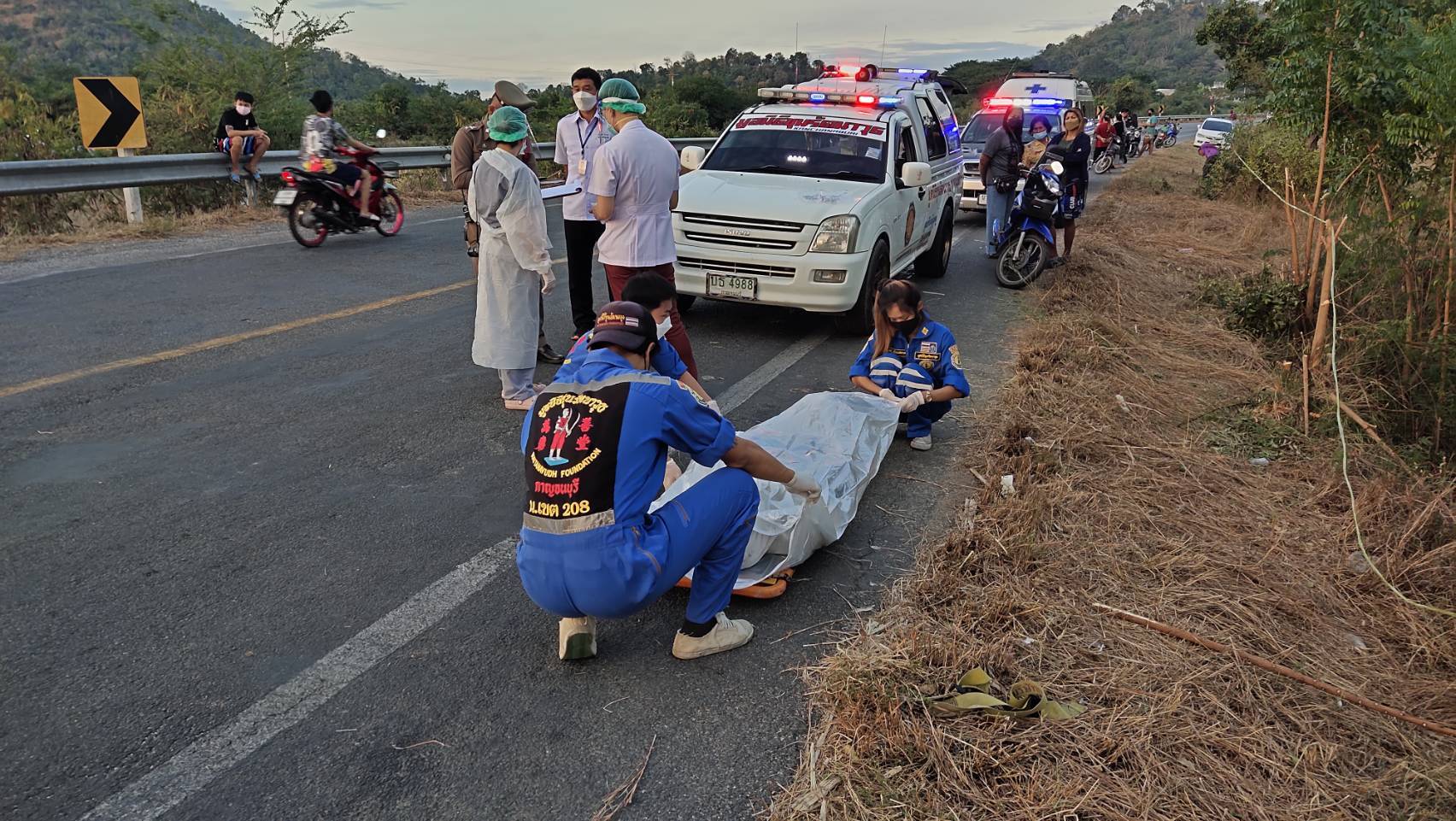 อดีตตำรวจเกษียณวัย 77 ปี ขี่รถ จยย.แหกโค้งตกข้างทางเสียชีวิต
