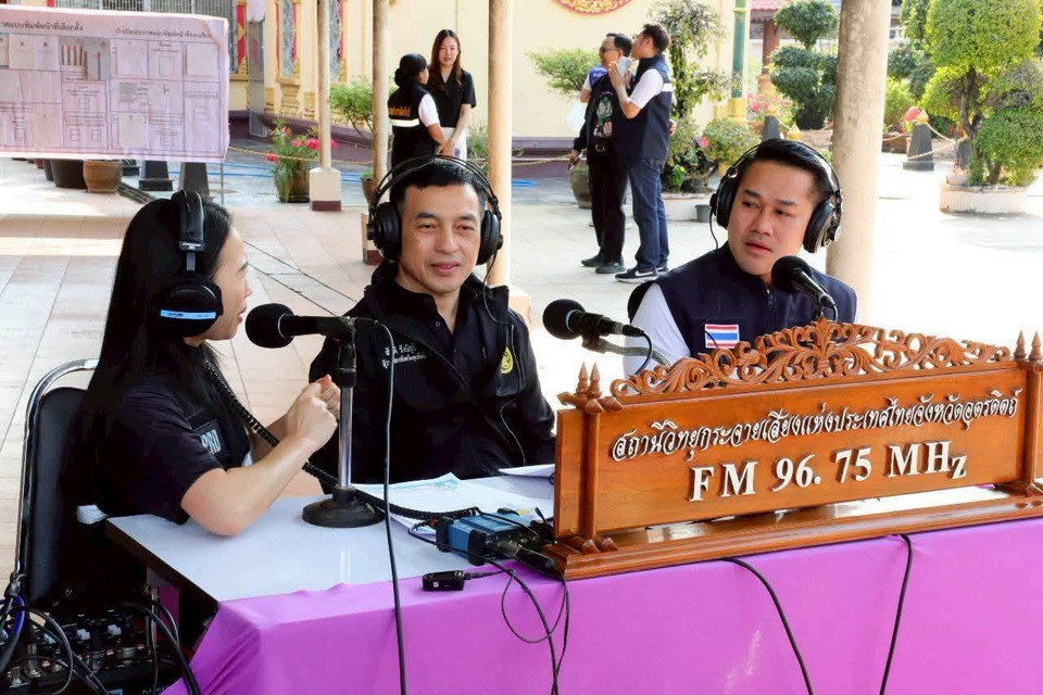 ผู้ว่าฯ อุตรดิตถ์ ตรวจเยี่ยมหน่วยเลือกตั้ง วัดท่าถนน ย้ำประชาชนตื่นตัวใช้สิทธิ