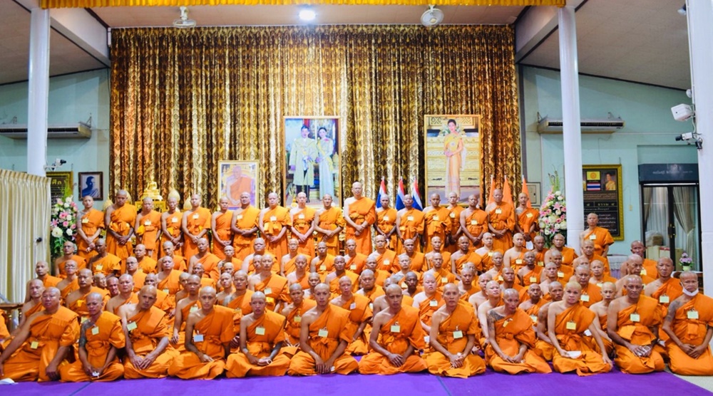 อ่างทอง จัดพิธีบรรพชาอุปสมบท 99 รูป ถวายพระพรชัยมงคลแด่ "พระองค์ภา" ให้ทรงหายจากพระอาการประชวร