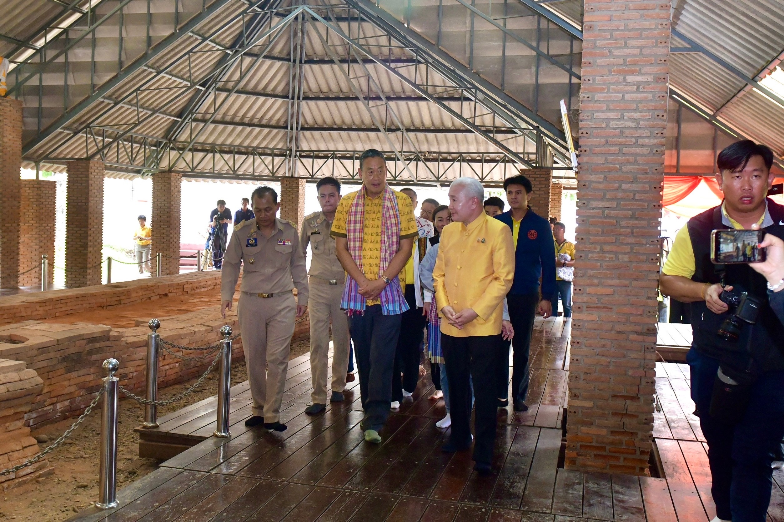“นายกฯ” ติดตามโครงการปรับปรุงภูมิทัศน์ วัดธรรมจักร ชาวบ้านรุมกอด บอกหนุนเสมอเหตุกามากับมือ พร้อมถามเงินดิจิทัล