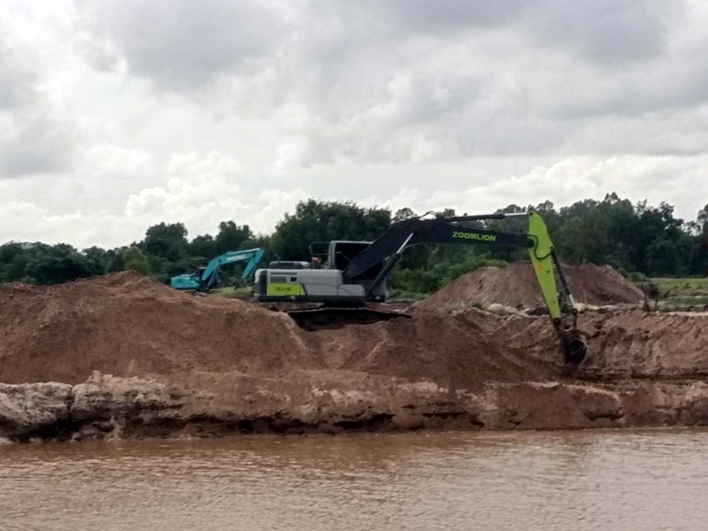 ชาวบ้านโวย!! นายทุนตักทรายแก้วขายใกล้เขตทหารเรือ จี้หน่วยงานที่เกี่ยวข้องตรวจสอบด่วน!!