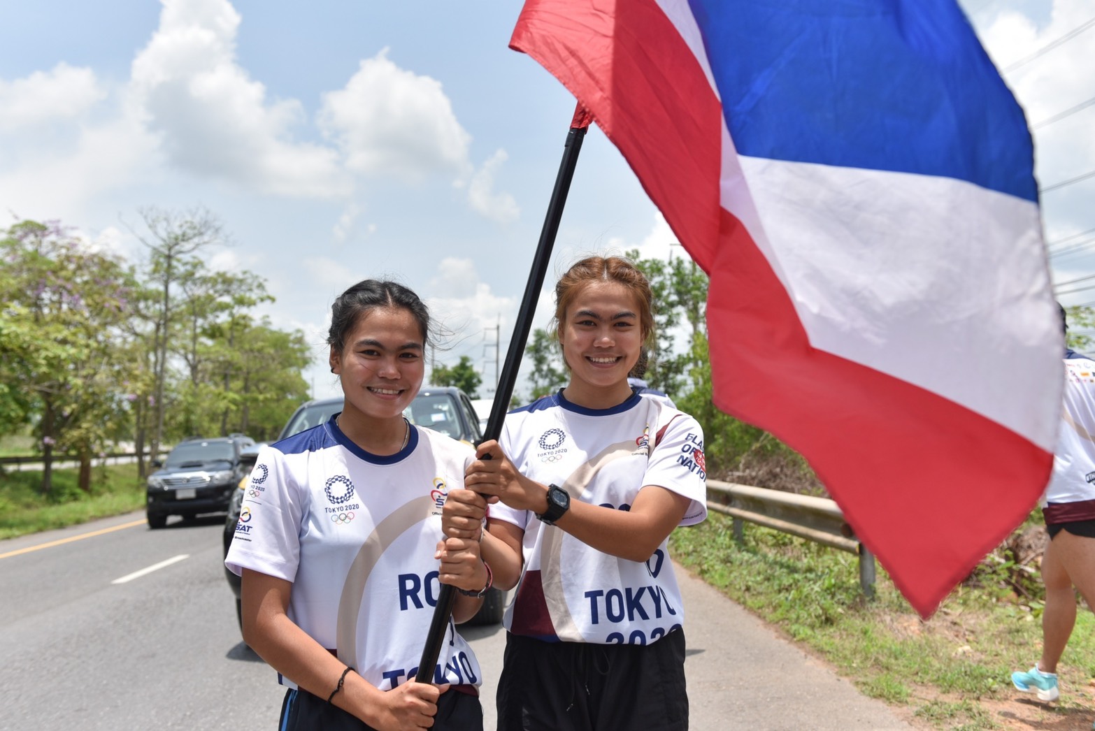 สุดน่ารัก คู่แฝดสาวสุราษฎร์วัย 19 ร่วมวิ่งธงชาติไทย ส่งกำลังใจให้ทัพนักกีฬาไทยสู้ศึกโอลิมปิก