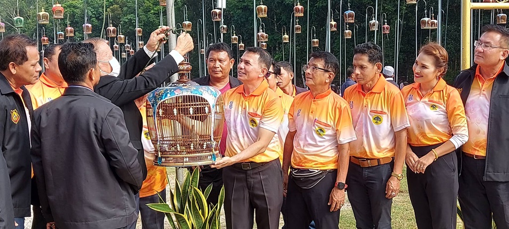 นายกเทศมนตรีตำบลรือเสาะ เปิดแข่งขันเสียงนกเขาชวาครั้งที่ 9 ชิงถ้วยพระราชทาน