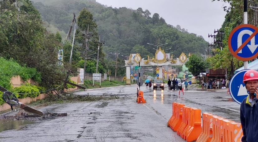  ยะลาฝนตกต่อเนื่องทำถนนเส้น 410 ยะลา-เบตงสัญจรได้บางช่วงยังมีดินสไลด์ข้างทางเสาไฟฟ้าหักโค่นขวางถนน