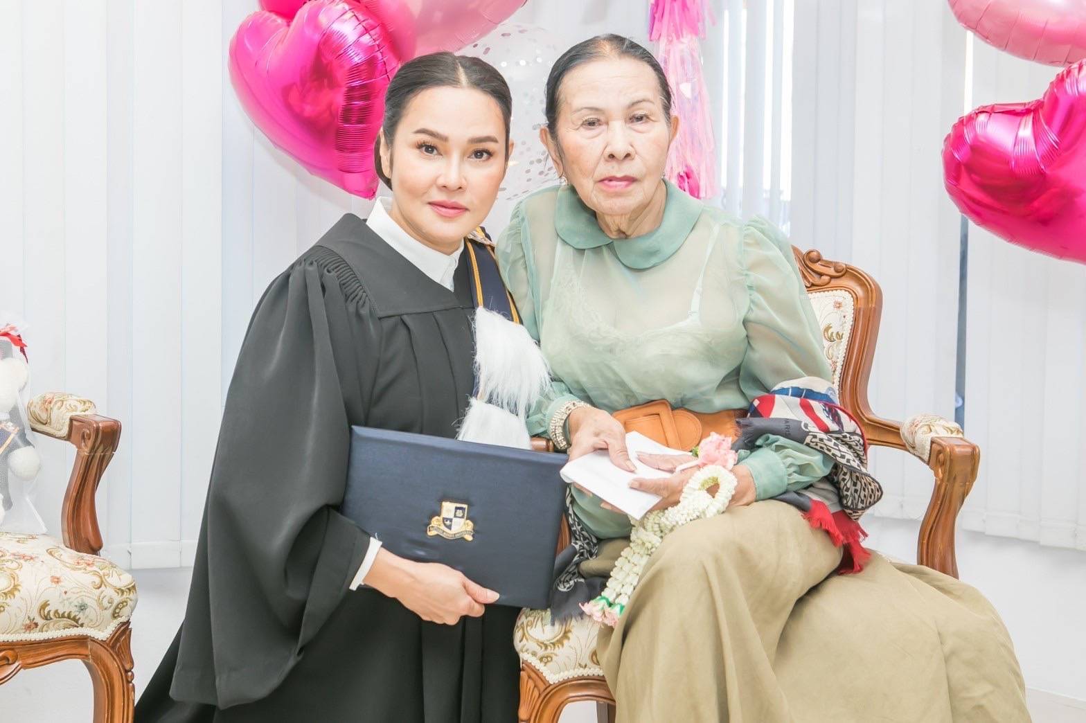 สุดปลื้ม! 'ใหม่ เจริญปุระ'ได้รับเกียรติเข้ารับปริญญาศิลปศาสตรมหาบัณฑิตกิตติมศักดิ์