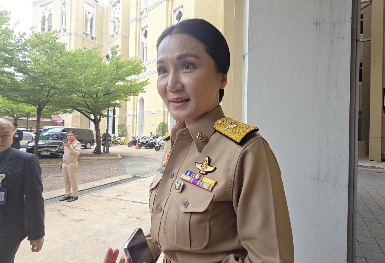 "นฤมล​" ขอรอสำรวจความเสียหาย พื้นที่เกษตร หลังน้ำท่วมก่อนชงครม. ไม่ตอบ หลังถูกถามคุย “ประวิตร​” ปมคลิปเสียงหลุด