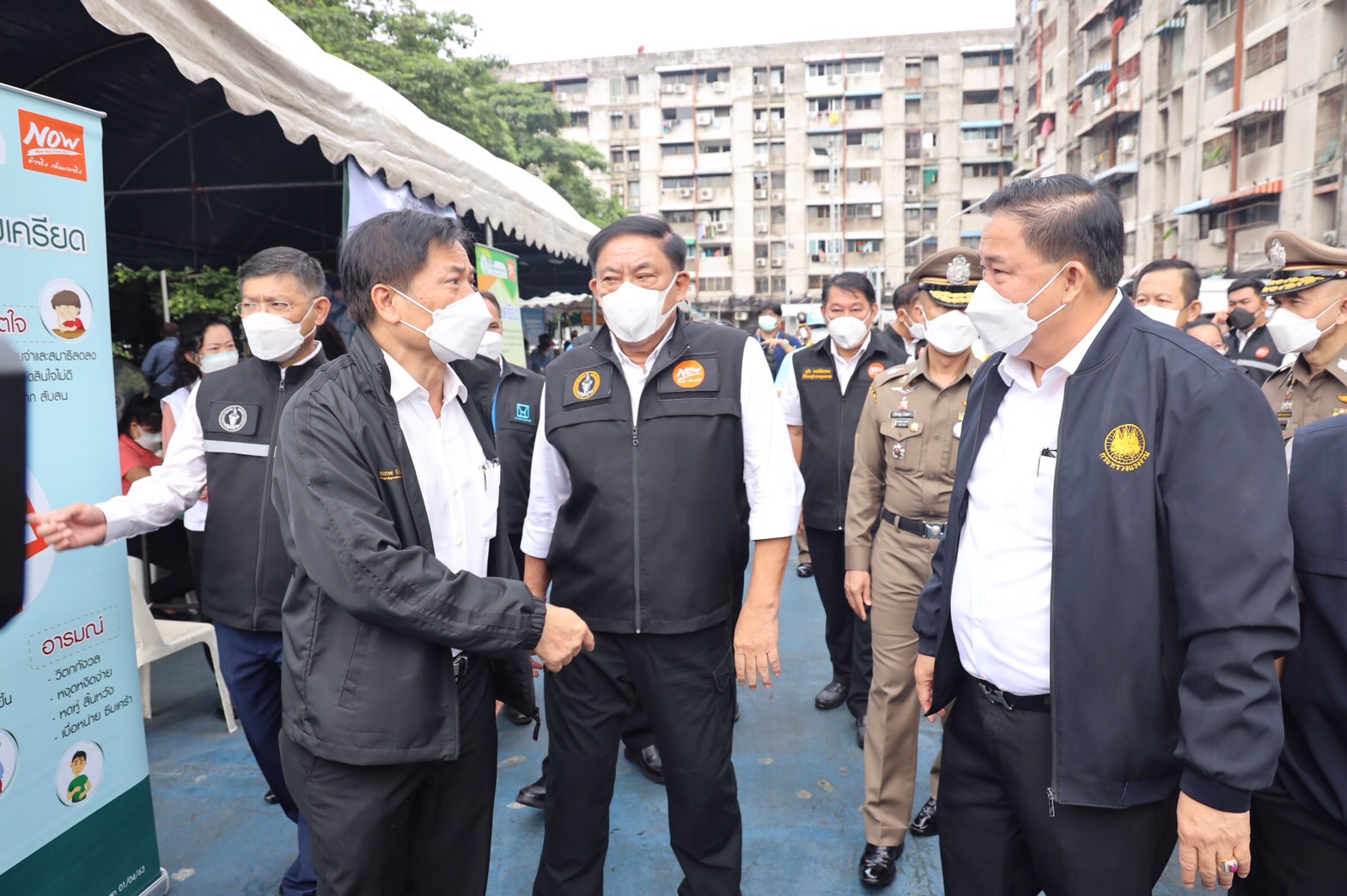 ก.แรงงาน บูรณาการร่วมกทม.และบช.น.  มอบถุงยังชีพช่วยชาวแฟลตดินแดงสู้ภัยโควิด-19