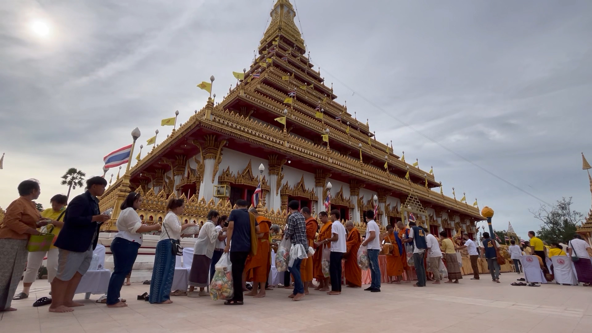 ขอนแก่นถือฤกษ์วันมหามงคลไถ่ชีวิตโคมอบวัดต่อยอดบุญเฉลิมพระเกียรติในหลวง
