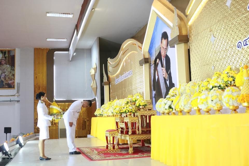 ผู้ว่าฯศรีสะเกษจัดพิธีวางพานพุ่มถวายราชสักการะเนื่องในวันพระบิดาแห่งฝนหลวง ประจำปี 2567