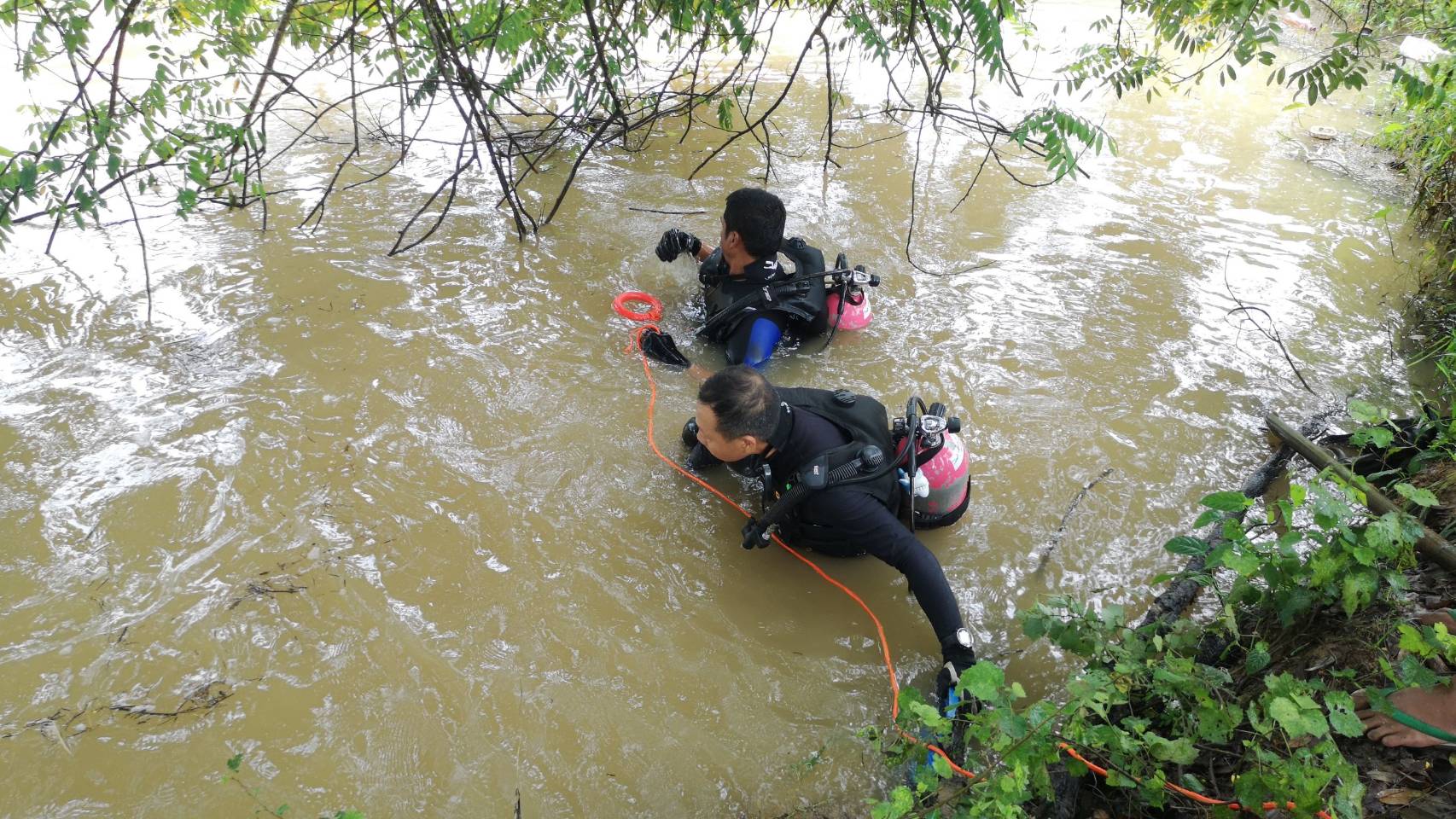 สังเวยน้ำท่วมตรัง หนุ่มวัย 48 ปี ออกเก็บดอกขี้เหล็กพลาดตกน้ำในคลองดับ