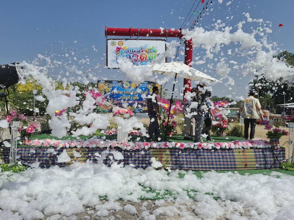 สงกรานต์ถนนข้าวดีดสุดพีก! นักท่องเที่ยว-ปชช.แห่ร่วมปาร์ตี้โฟมคึกคัก