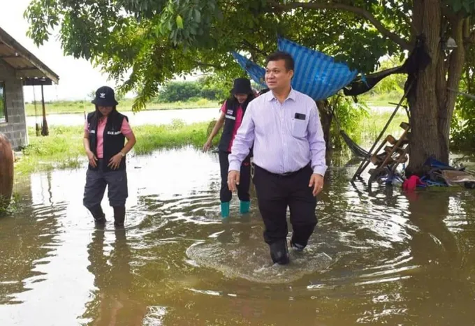 นายกอบต.เสม็ดใต้ ลงพื้นที่เยียมเยียนชาวบ้านหลังถูกน้ำท่วมและเตรียมการช่วยเหลือ