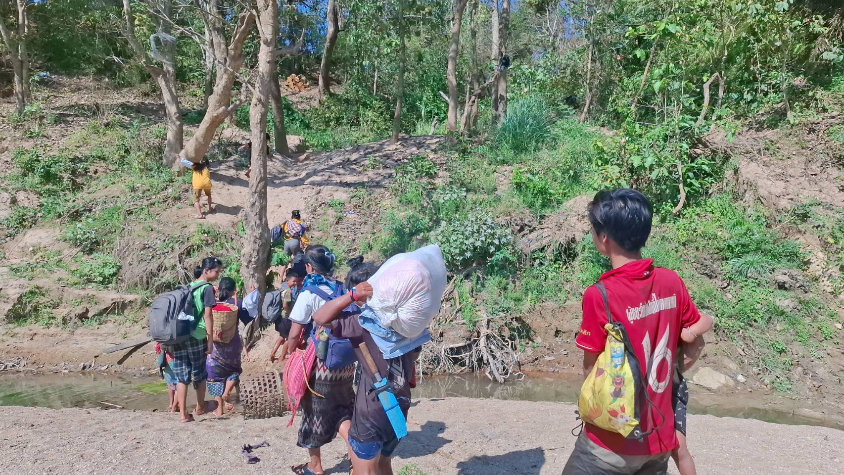 ระอุ!!กองกำลังกะเหรี่ยง KNLA บุกหนักทหารเมียนมาใช้เครื่องบินทิ้งระเบิดป้องกันฐาน 