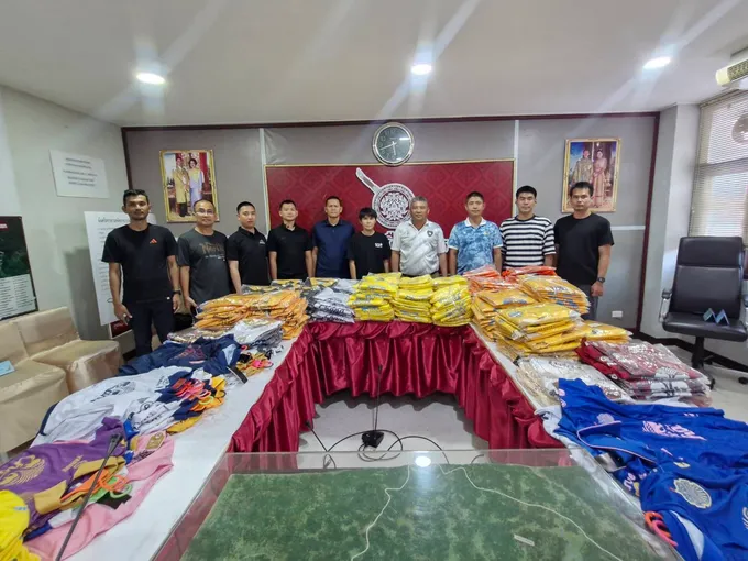 ตำรวจบุรีรัมย์ขยายผลถึงนครนายก ตรวจยึดเสื้อ “บุรีรัมย์ ยูไนเต็ด” ต้องสงสัยละเมิดเครื่องหมายการค้า 438 ตัว