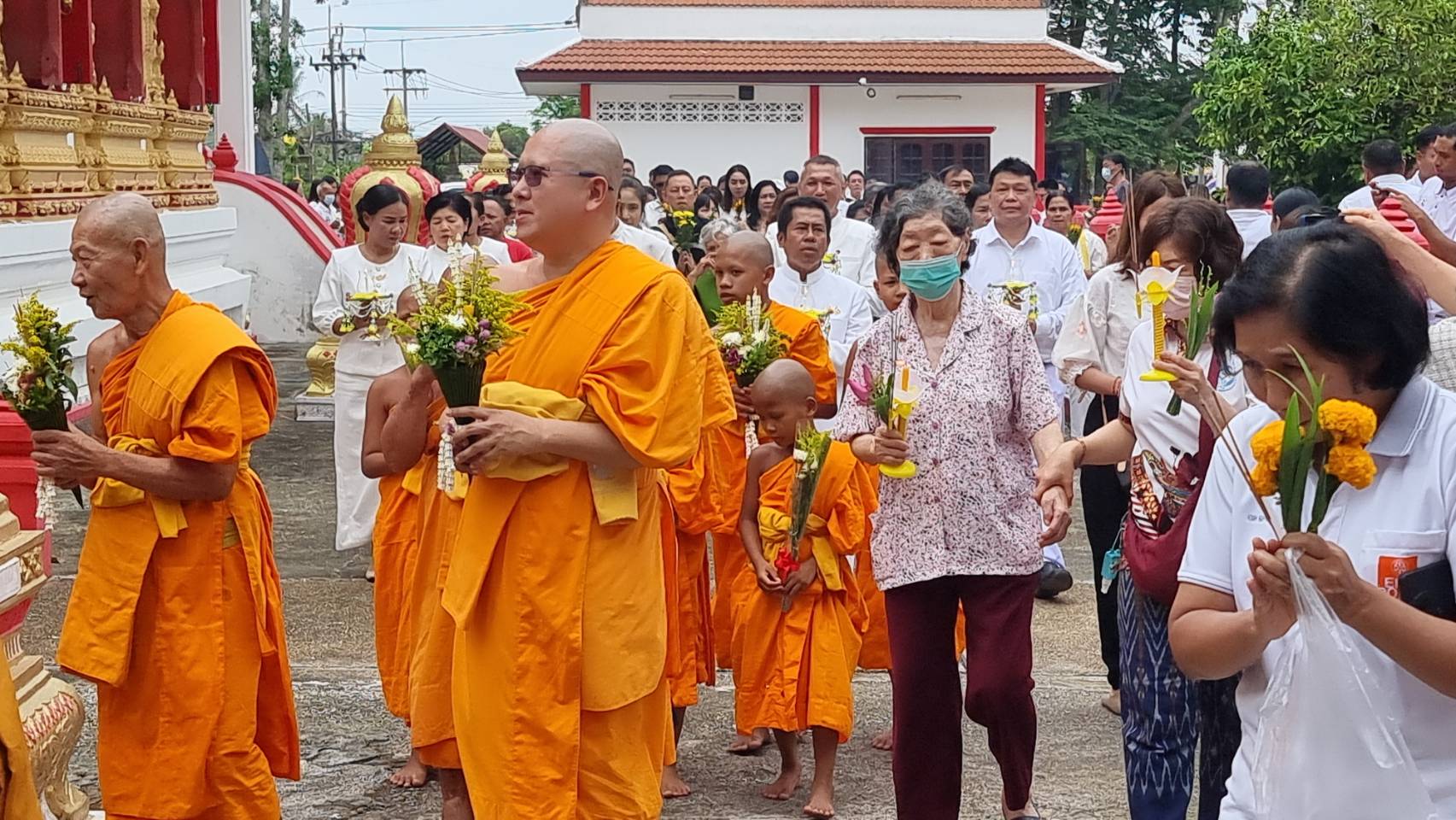 ชาวพุทธศาสนิกชนยะลาร่วมเวียนเทียนในวันวิสาขบูชาช่วงกลางวันเป็นจำนวนมาก 