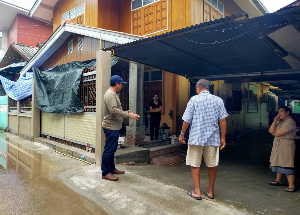 "นุ้ยส์ เมืองฉอด" ลงพื้นที่ชุมชนร่วมใจ หลังฝนตกหนักได้รับการร้องเรียนจากชาวบ้าน มีน้ำท่วมขัง