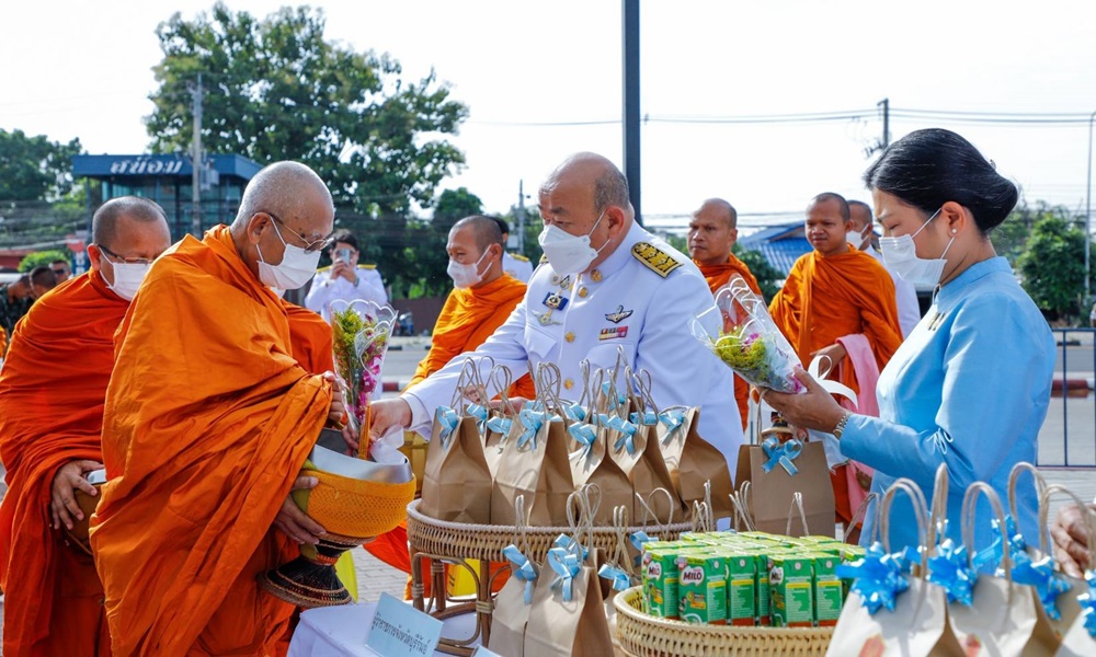 ผู้ว่าฯบุรีรัมย์ นำพสกนิกร ทำบุญตักบาตร ถวายเป็นพระราชกุศล "สมเด็จพระบรมราชชนนีพันปีหลวง"