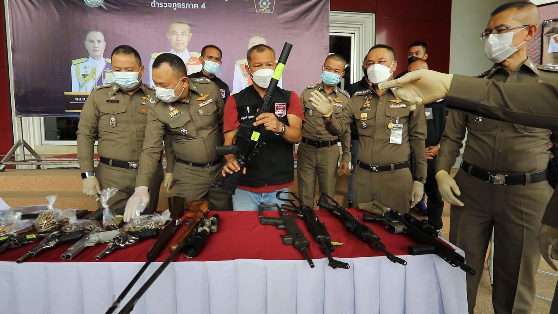 รวบหนุ่มเมืองเลยเพิ่งพ้นโทษ พร้อมอาวุธปืนสงคราม กว่า 20 รายการ ยาบ้าอื้อ แจ้ง 4 ข้อหาหนักพร้อมตั้งประเด็นเชื่อมโยงการเมืองท้องถิ่น