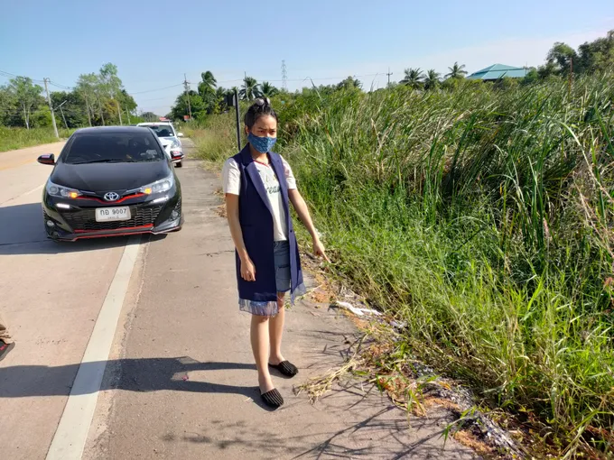ใจบาป!! คนใจร้ายนำทารกแรกคลอดเพศหญิงมาทิ้งตากแดดริมถนน มดแมลงไต่ตามตัว โชคดีมีสาวใจบุญขับมาเจอช่วยนำส่งโรงพยาบาลปลอดภัย