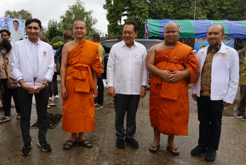 "ทวี"  ลงพื้นที่ วัดประชุมชลธารา จ.นราธิวาส ชูแก้ปัญหาชายแดนภาคใต้ ชี้ความร่วมมือของประชาชน คือสัญญาณบวกด้านสันติภาพ