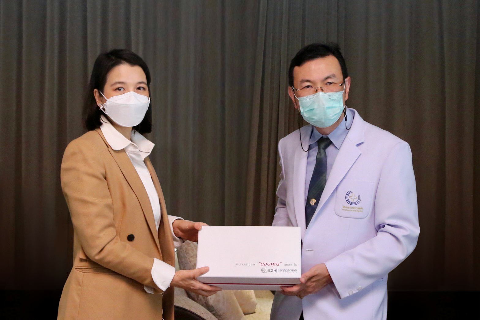 โรงพยาบาลบ้านแพ้ว มอบของที่ระลึกผู้สนับสนุนและร่วมเชิญชวนบริจาคสมทบทุนสร้าง “ศูนย์ผ่าตัดหัวใจ ทรวงอกและหลอดเลือด”
