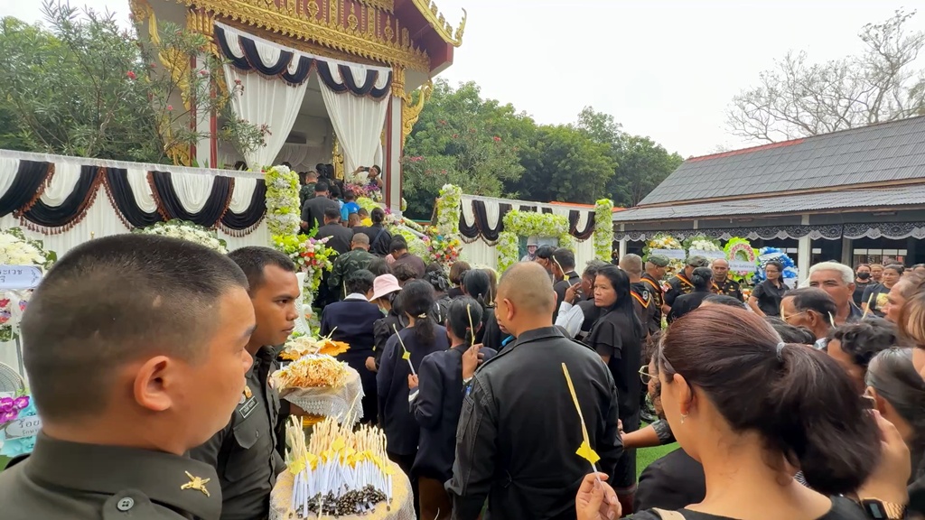 ชาวบ้านร่วมส่งร่างพลทหารที่ปลิดชีพตัวเอง แน่นวัดปากดี พ่อเผยโล่งใจมีคนเข้าใจลูกมากขึ้น