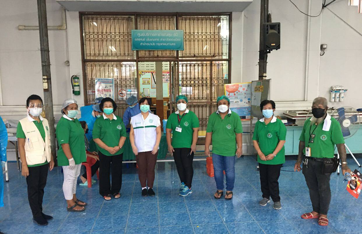 ศูนย์บริการสาธารณสุขศูนย์60 พร้อมทีมพยาบาลฉีดวัคซีน ให้ผู้สูงอายุ 7 กลุ่มเสี่ยง