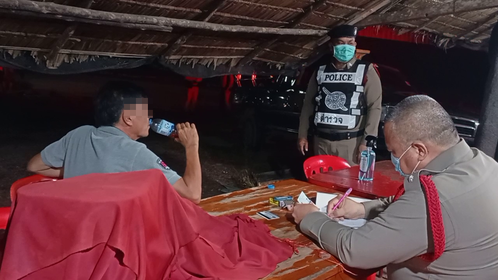 หนุ่มใหญ่วัย 54 เมาขับกระบะพุ่งชนศาลพระภูมิหน้าร้านอาหารตามสั่ง กระจุย!