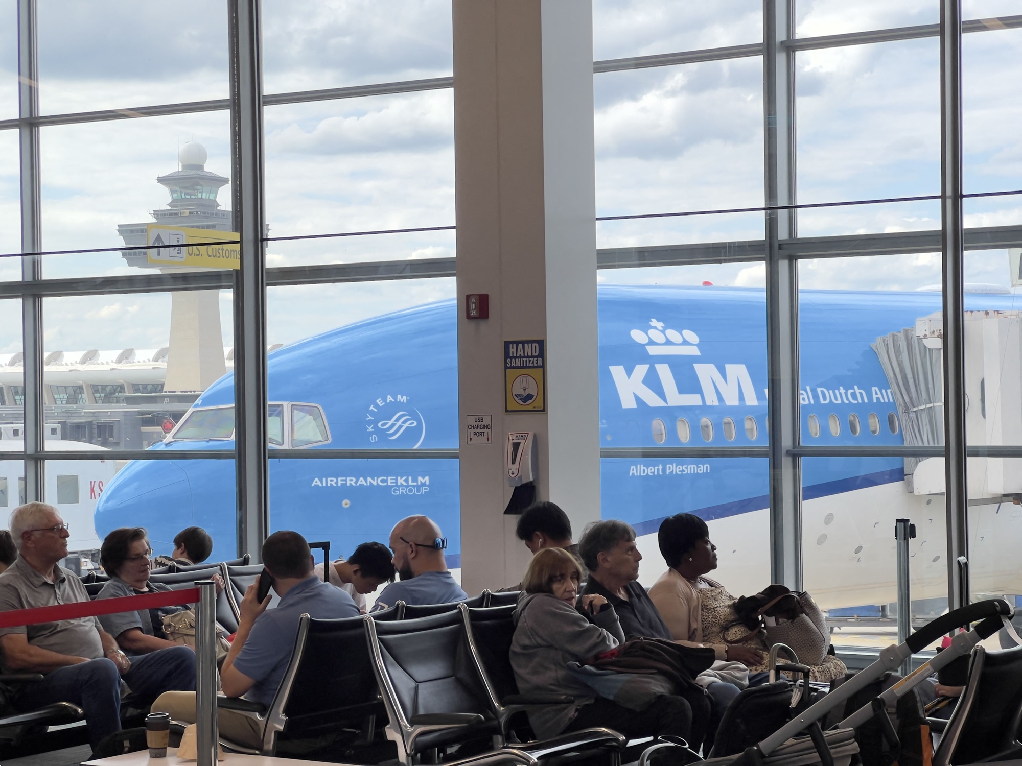 ลดต้นทุน! สายการบิน "KLM" จ่อเลิกจ้างพนักงาน 250 ตำแหน่ง 