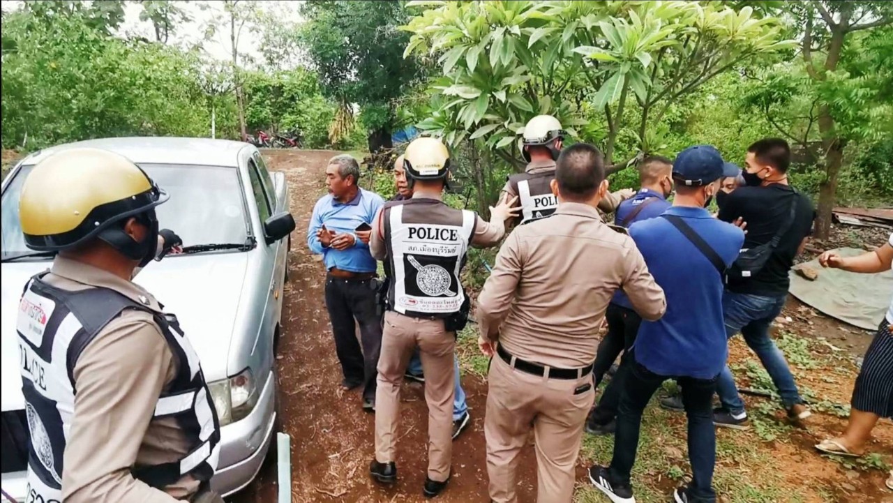 ตร.คุมลุงอดีต รปภ.ทำแผนฆ่าฟันคอ ญาติ-ชาวบ้านฮือ รุมประชาทัณฑ์ ยกเลิกกลางคัน