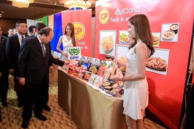 นายกฯเวียดนาม ชมบูธซีพีเอฟ ในงาน "Vietnam-Thailand Economic Cooperative Forum"