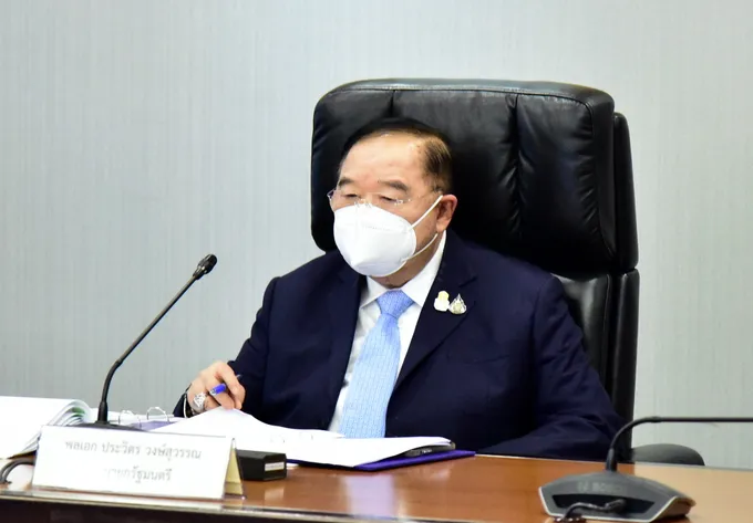 "บิ๊กป้อม" ย้อนถามสื่อใครบอกจะไปนั่ง "มท.1" ยันยึดคำ "นายกฯ" ไม่มีปรับครม. เมิน "ฝ่ายค้าน" ยื่นปปช.สอบพรรคแจกเงินส.ส. 