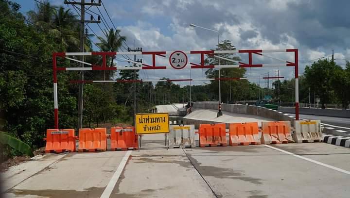จนท.แขวงทางหลวงพัทลุงชี้แจง  ปมสาวกลับรถใต้สะพานรถจมน้ำไปครึ่งคัน  