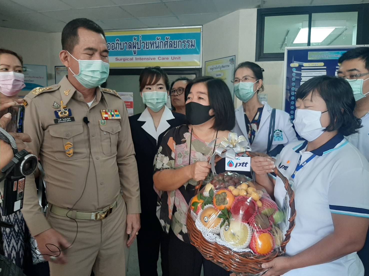 ผู้ว่าฯ ฉะเชิงเทรา เป็นตัวแทนนายกรัฐมนตรี มอบกระเช้า พร้อมให้การช่วยเหลือผู้บาดเจ็บจากเหตุท่อก๊าซระเบิด