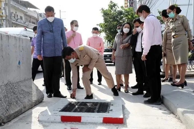 ดราม่าเดือด!! ชาวบ้านร้องท่อระบายสูงกว่าแนวถนน ผู้ว่าฯเมืองชลคนใหม่ สั่งเร่งแก้ด่วน