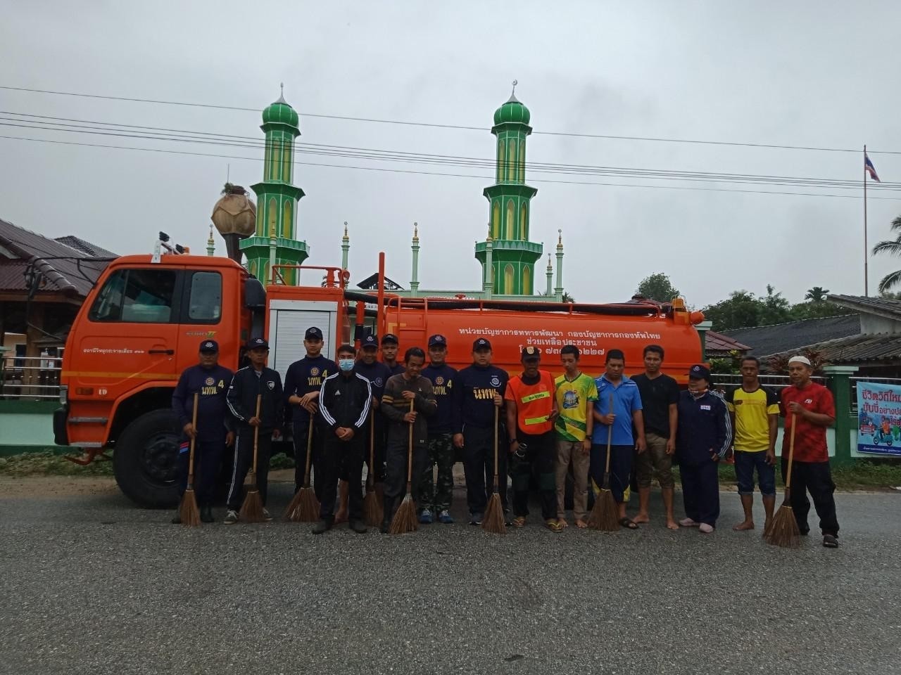 ทหารจัดรถบรรทุกน้ำ สนับสนุนการอุปโภค บริโภค    เข้าช่วยเหลือมัสยิและโรงเรียนตาดีกานูรูลกอมัร จังหวัดนราธิวาส หลังรับกระทบน้ำท่วม