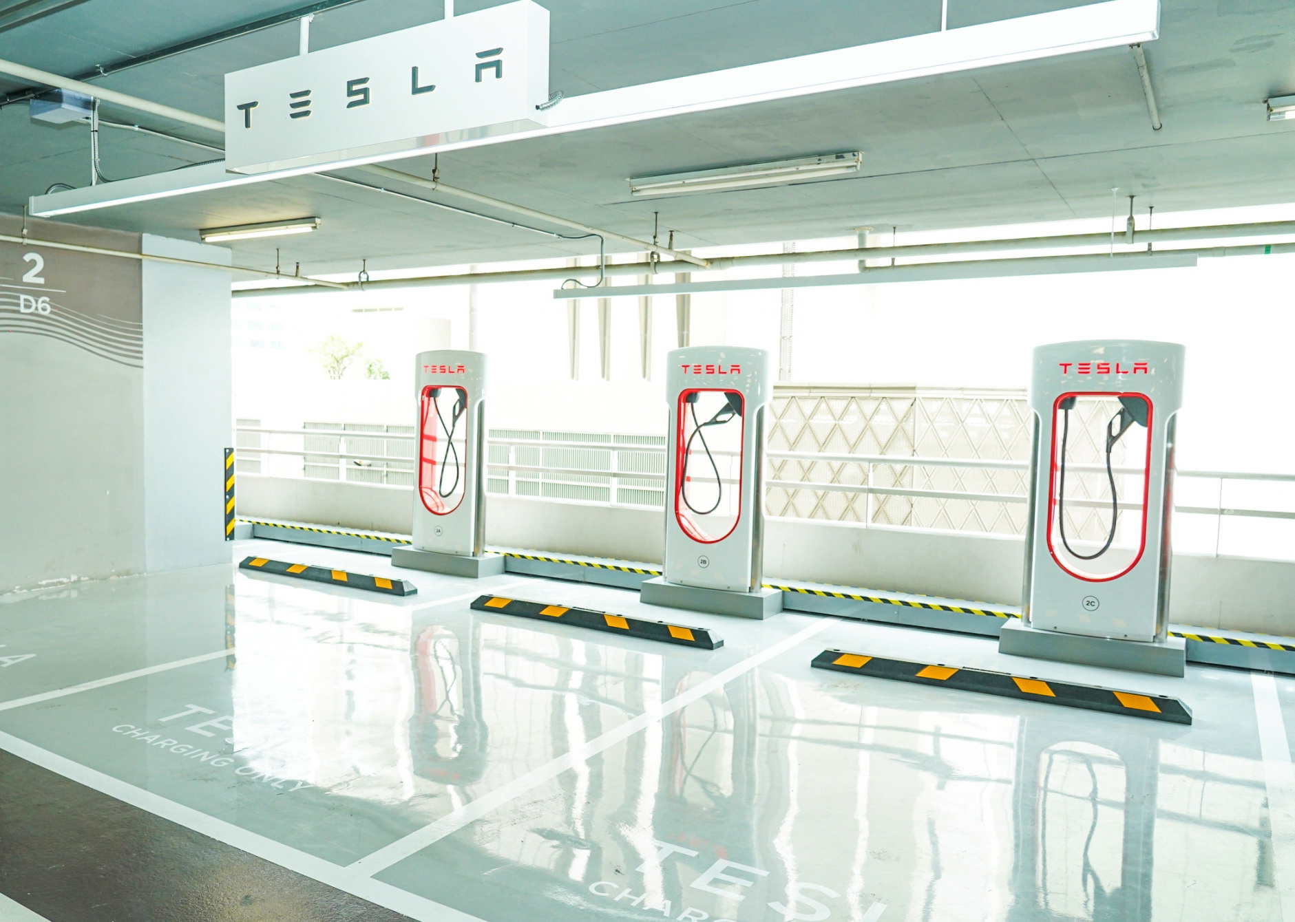 ไอคอนสยาม เปิด Tesla Supercharging สถานีบริการชาร์จรถไฟฟ้า 
