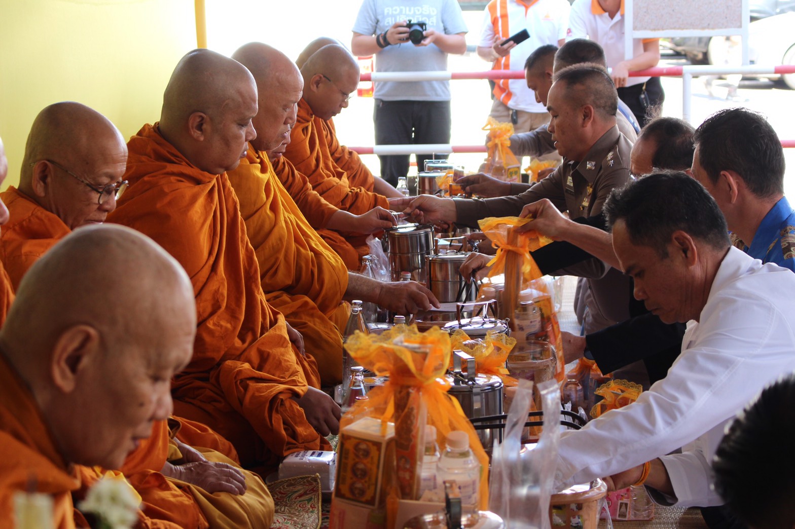 “เกษม มุทาพร” ผกก.สภ.เมืองหนองคาย นำข้าราชการตำรวจทำบุญตักบาตรเพื่อเป็นสิริมงคลรับปีใหม่