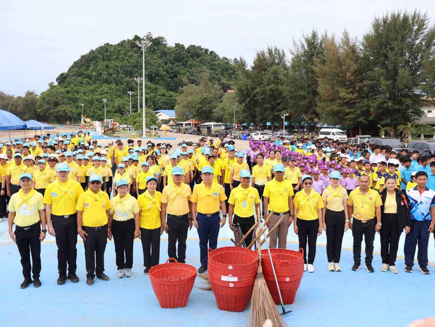 ชุมพรจัดกิจกรรมเก็บขยะใต้ทะเล–ชายหาด เฉลิมพระเกียรติ ร.10 ลดผลกระทบสิ่งแวดล้อม