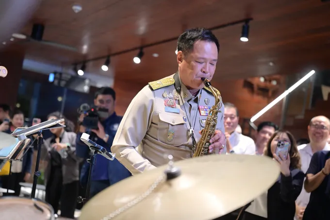 นายกฯ ลุยเมืองเก่าสงขลา! ร่วมแจมแซกโซโฟนเพลงฮิต ก่อนลั่นฆ้องขอพรศาลเจ้าพ่อกวนอู