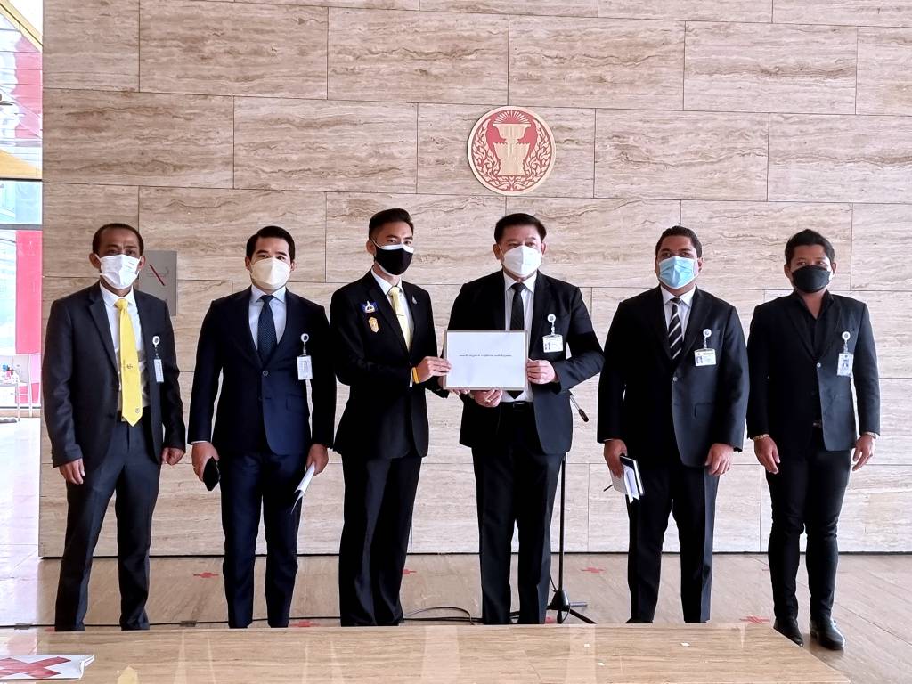 ปธ.มูลนิธิรณสิทธิ์ฯ ยื่น กมธ.กฎหมาย เร่งตรวจสอบคดีวิคตอเรียซีเครท หวั่นซ้ำรอยคดีบอส 2
