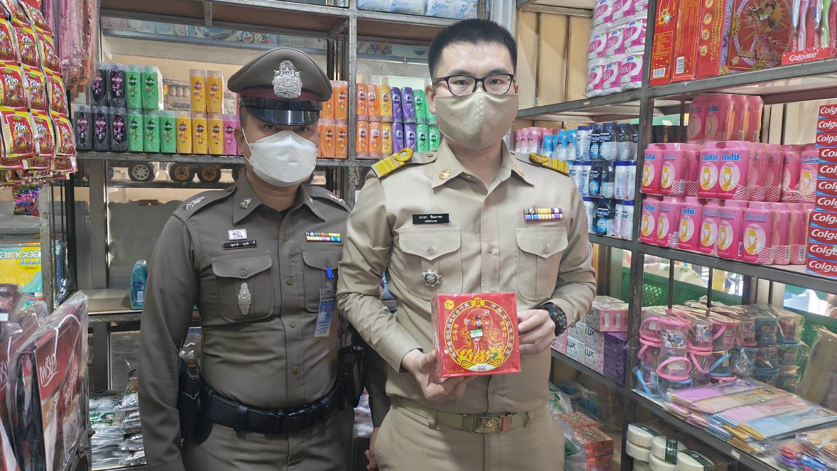 บางละมุงตรวจเข้มร้านขายพลุ-ดอกไม้ไฟ ช่วงเทศกาลลอยกระทง 65 พร้อมกำชับห้ามจุดประทัดดอกไม้ไฟ พบฟันคดีอาญา