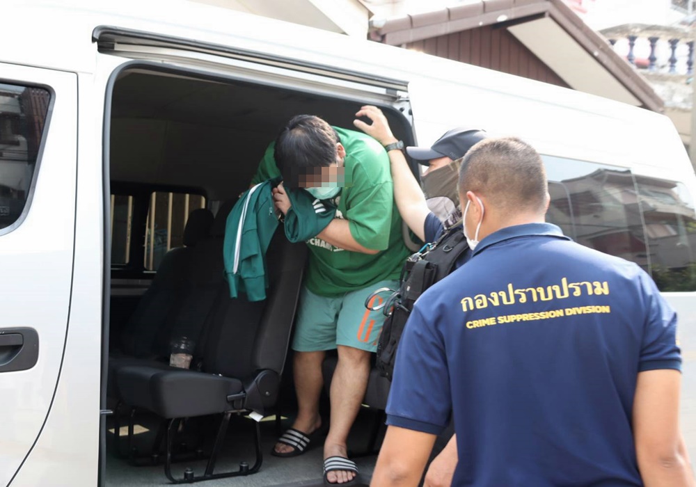 บุกจับ "เบนซ์ ธนณัฐ" คีย์แมนเครือข่ายเว็บพนันออนไลน์ "สารวัตรซัว" พบเงินสดซุกคอนโด 1 ล.