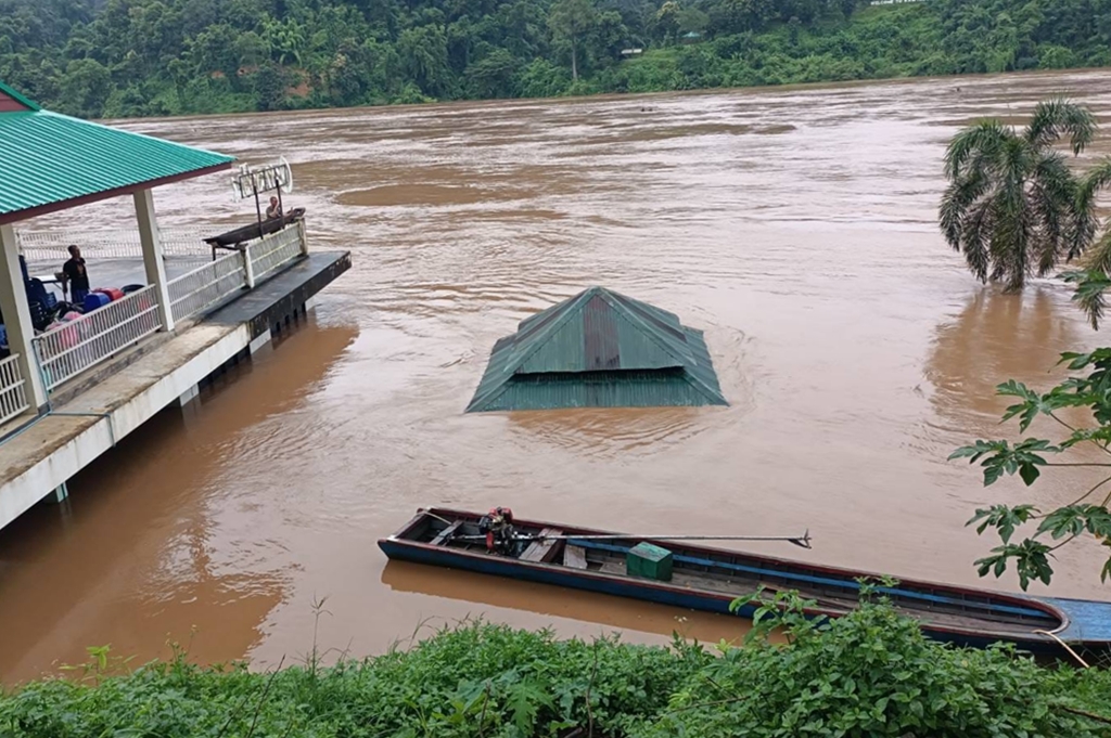 น้ำสาละวินท่วมบ้านแม่สามแลบ ประชาชนเร่งขนข้าวของหนีด่วน